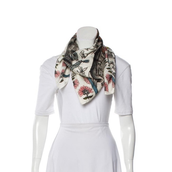 GUCCI Garden Collection Silk Scarf in Box - Picture 2 of 9